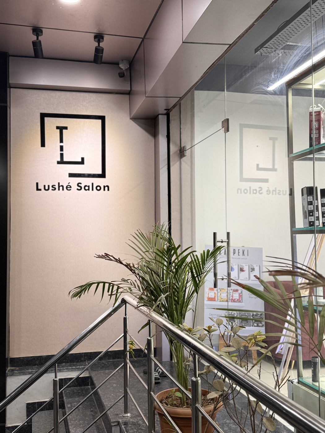 Lushé Salon entrance signage